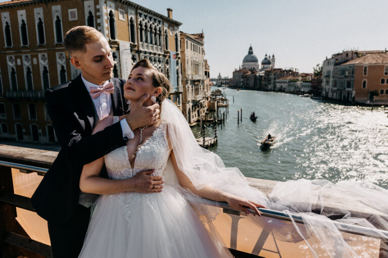 Sesje ślubne za granicą: unikalne pomysły na romantyczne miejsca: Wenecja i Wiedeń