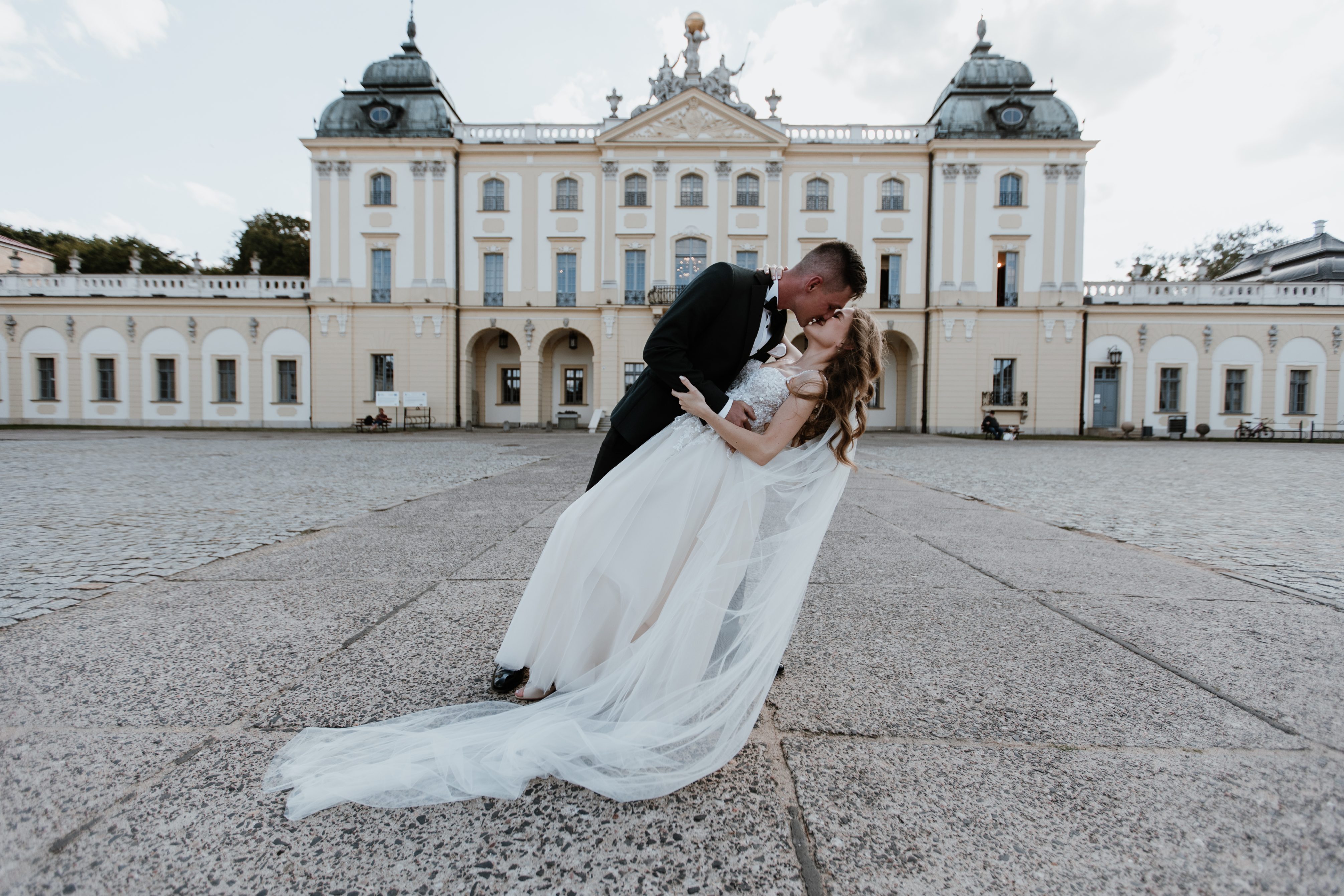 sesja poślubna w pałacu branickich w białymstoku